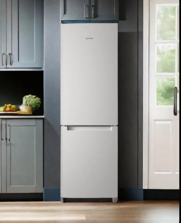 Холодильник с морозильником Indesit ITS 4180 W